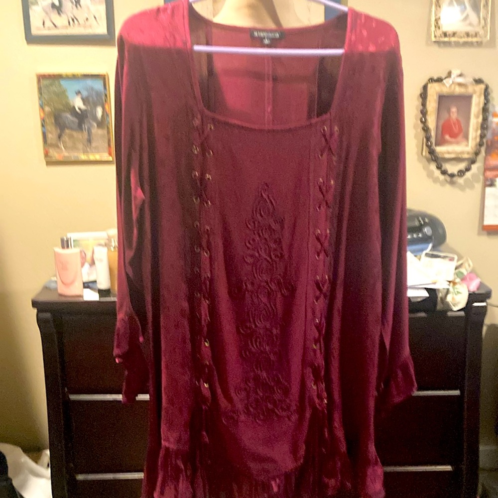 The Pyramid Collection burgandy tunic. Sz. Large.